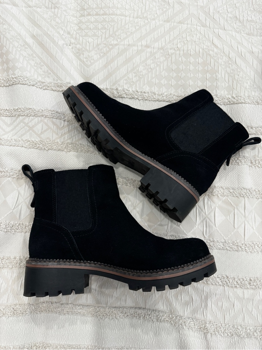 Women’s Crown Vintage Karina black cow suede boot size 6